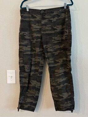 Social Standard by Sanctuary Cropped Cargo Pants in Olive Camo Print XL